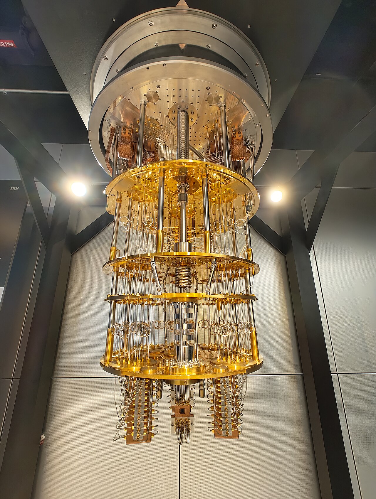 کریواستاتِ طلایی و لوستری‌شکلِ یه کامپیوترِ کوانتومیِ IBM Quantum System One